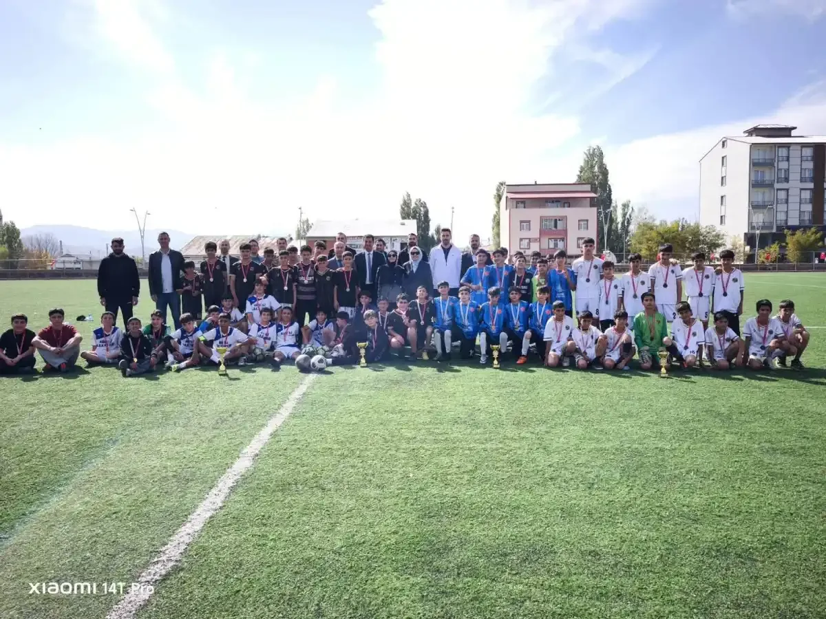Taşlıçay’da Yıldız Erkekler Futbol Turnuvası Cumhuriyet Kupası sahibini buldu