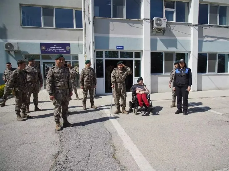 Skolyoz Hastası Barış'ın Polis Olma Hayali Gerçekleşti